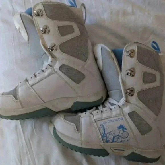 Avalanche Shoes - Women's White Turquoise Avalanche Snowboard Boots -  7
